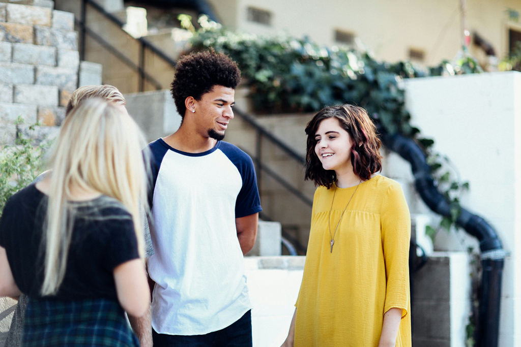 Professionnels échangeant en groupe pour développer leur réseau et leurs opportunités commerciales.