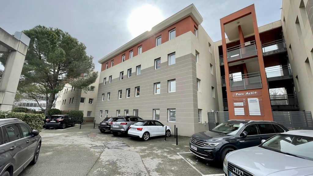 Bâtiment du campus IFC Nîmes – Institut Formation Conseil, proposant des formations supérieures en immobilier, gestion et comptabilité.